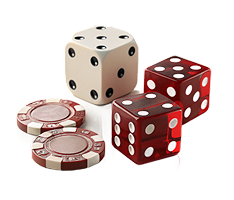 Zaruri și jetoni de cazino pe fundal albastru