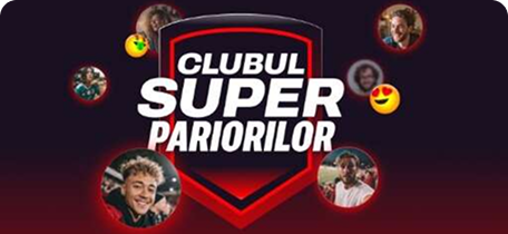 Grup de jucători sărbătorind în Clubul SuperPariorilor, cu trofee și premii în bani